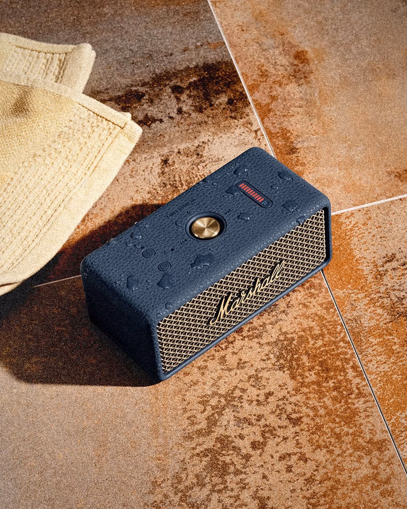 Портативная колонка Marshall Emberton III Midnight Blue на полу с каплями воды